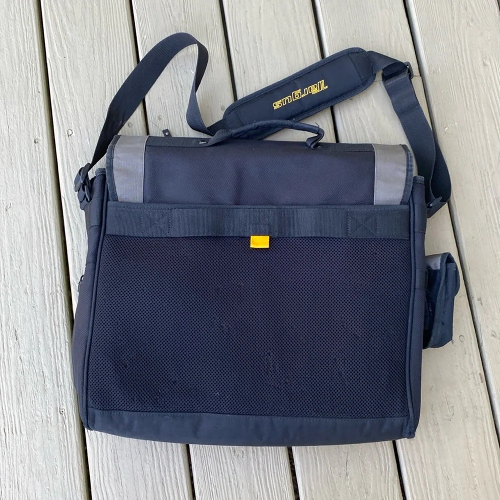TARGUS - Black & gray trim Messenger Case for laptop, Size: 16”W x 12”L …